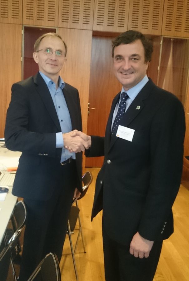 En la foto el Dr. Üllar Kaljumae (izqda.), de Tallin (Estonia) en el momento de ceder el cargo de Presidente al Dr. Miguel Ángel López-Andrade Jurado (derecha), nuestro delegado.