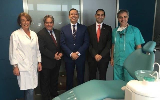 Juan M. Molina (Director General de Henry Schein España y Portugal, el segundo de la izquierda), Óscar Castro (Presidente del Consejo de Dentistas, centro), Antoni Gómez (Presidente de COEC, el segundo de la derecha) con dos dentistas voluntarios.