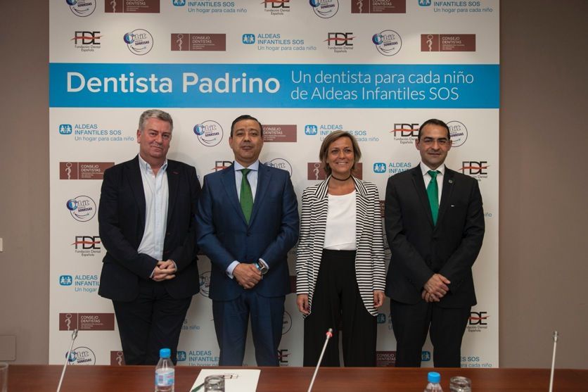 5-5-2016 Luis Alberto Ramasco (Aldeas), Óscar Castro Reino (Pte Consejo), Olga Martínez (Orbit) y Antoni Gómez (Coordinador proyecto Fundación Dental)