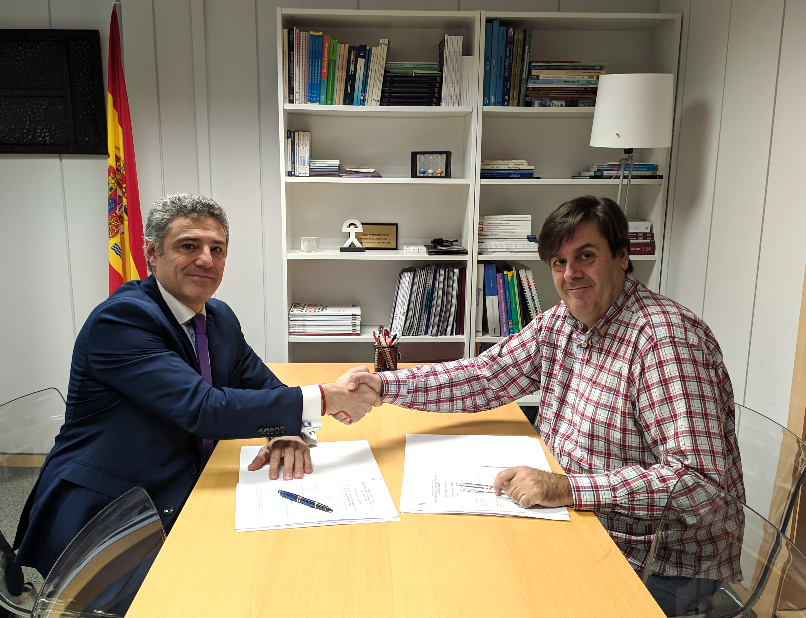 Pedro Rodríguez, socio fundador de Radiología Dental Network, y César Calvo, presidente del Colegio Profesional de Higienistas Dentales de la Comunidad de Madrid. FOTO: Colegio de Higienistas Dentales de Madrid