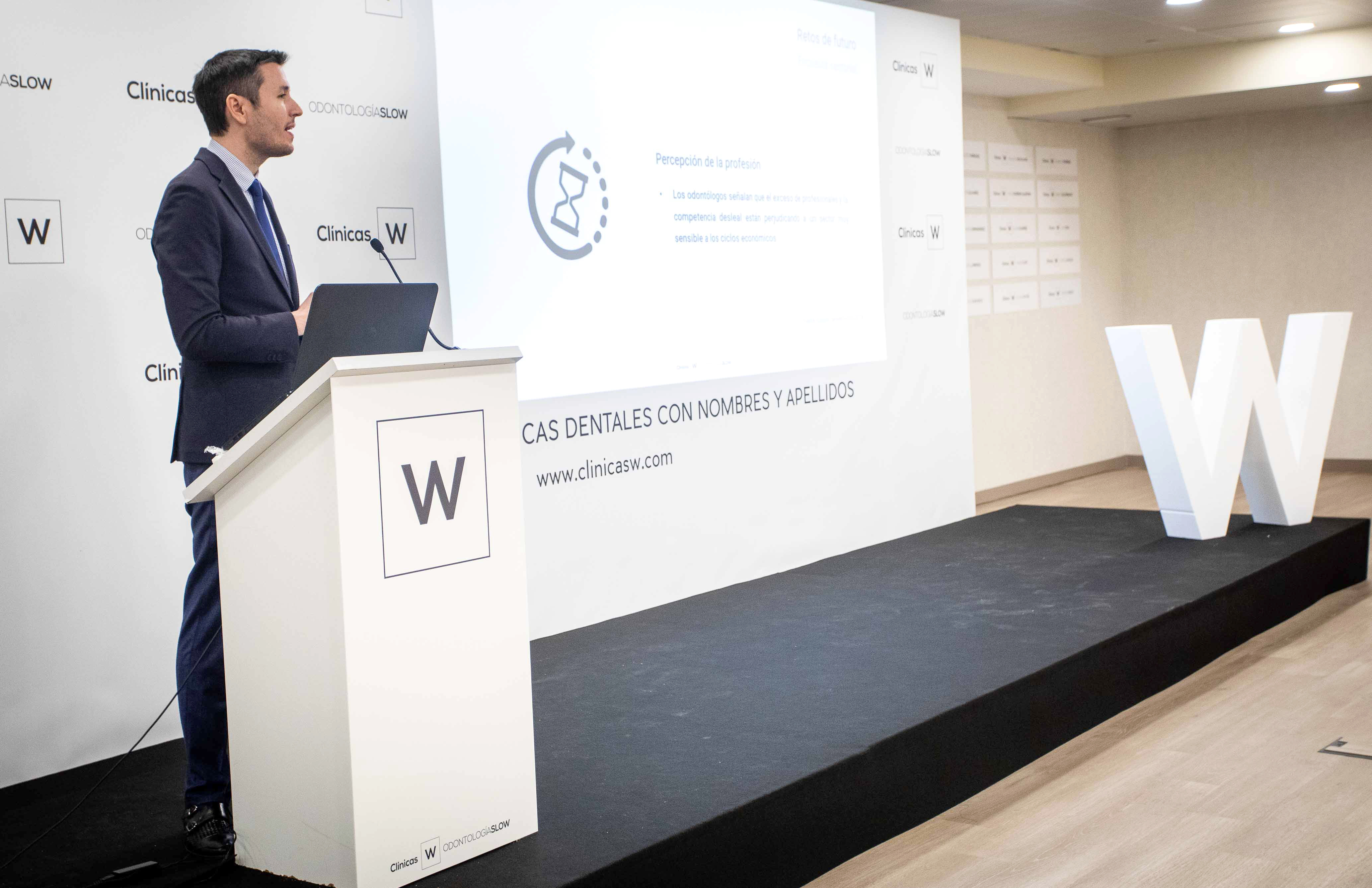 El Dr. Primitivo Roig en un momento de la presentación del estudio “Escenario Odontológico en España 2018”, elaborado por dentalDoctors Institute of Management, en el marco de la II Reunión Anual de Clínicas W. / FOTO: Clínicas W