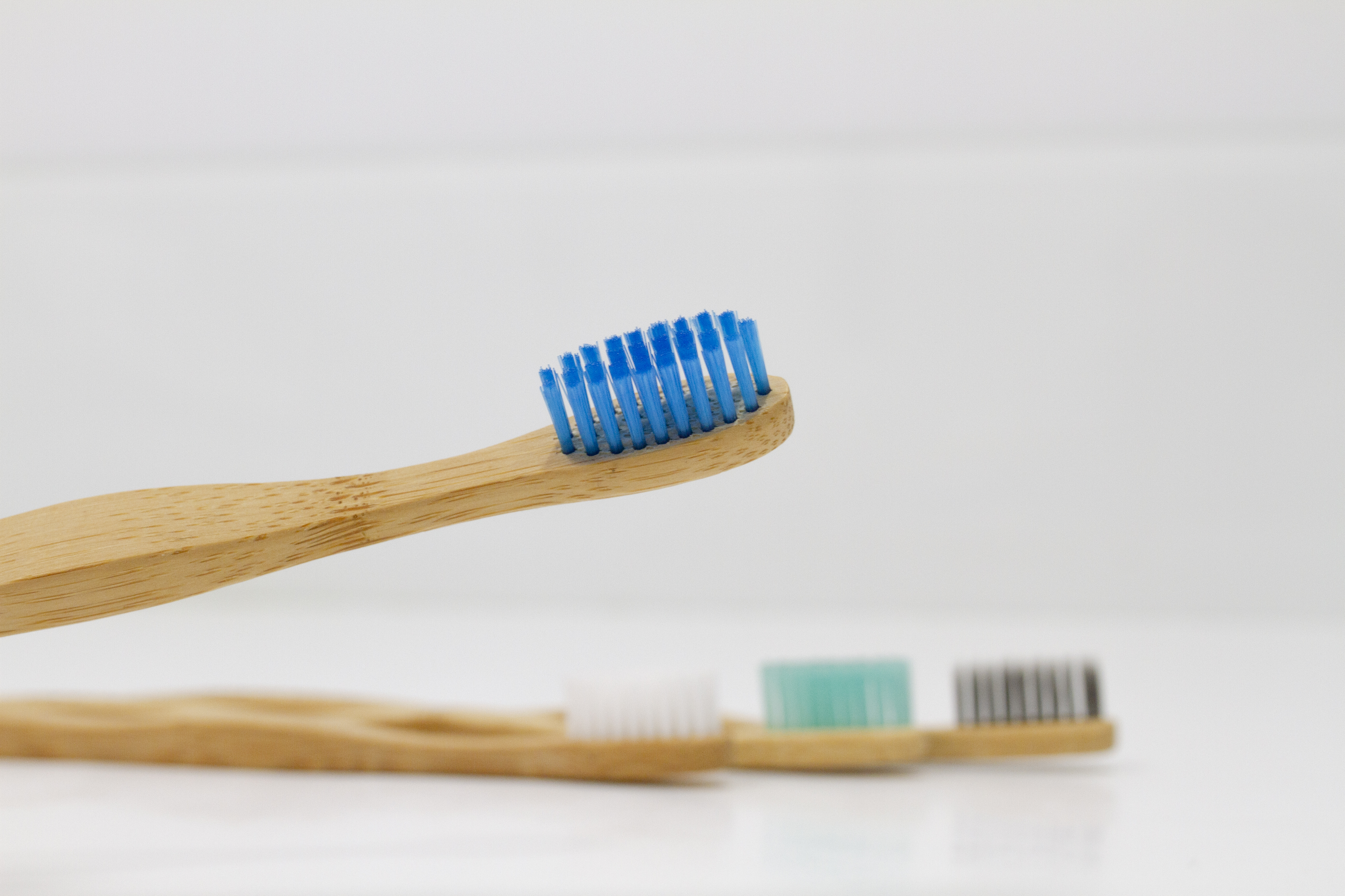 Los odontólogos de la Clínica Dental Ferrus & Bratos han utilizado los cepillos de dientes de bambú para comprobar si son seguros para la boca. FOTO: Clínica Dental Ferrus & Bratos