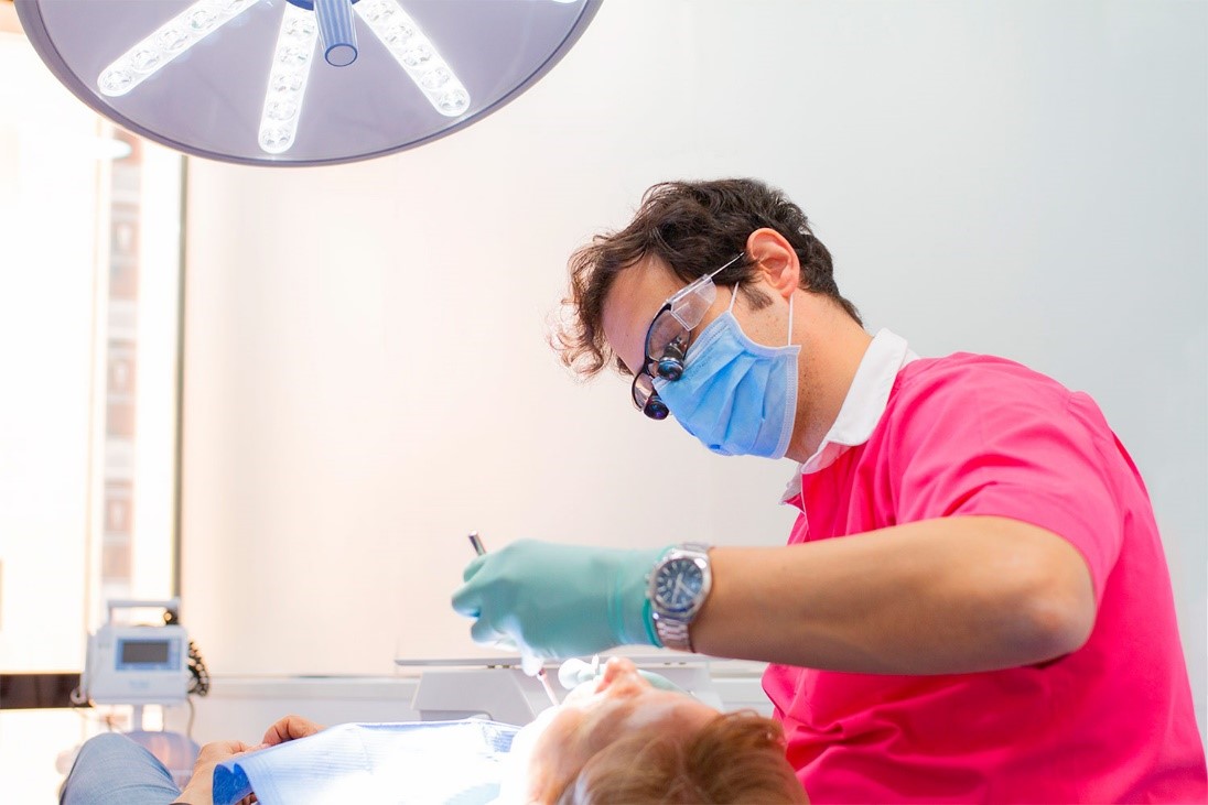 Los doctores de la Clínica Dental Ferrus & Bratos recomiendan resolver los problemas urgentes antes de las navidades. FOTO: Clínica Dental Ferrus & Bratos