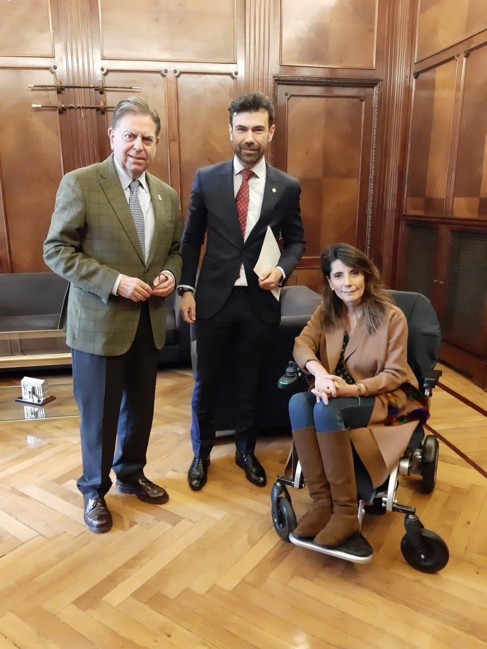 En la imagen (de izq. a dcha.): Alfredo Canteli, alcalde de Oviedo; Jesús Frieyro, presidente del Codes; y Yolanda Vidal, concejala de Educación, Salud Púbica y Consumo del Ayuntamiento de Oviedo. FOTO: Codes