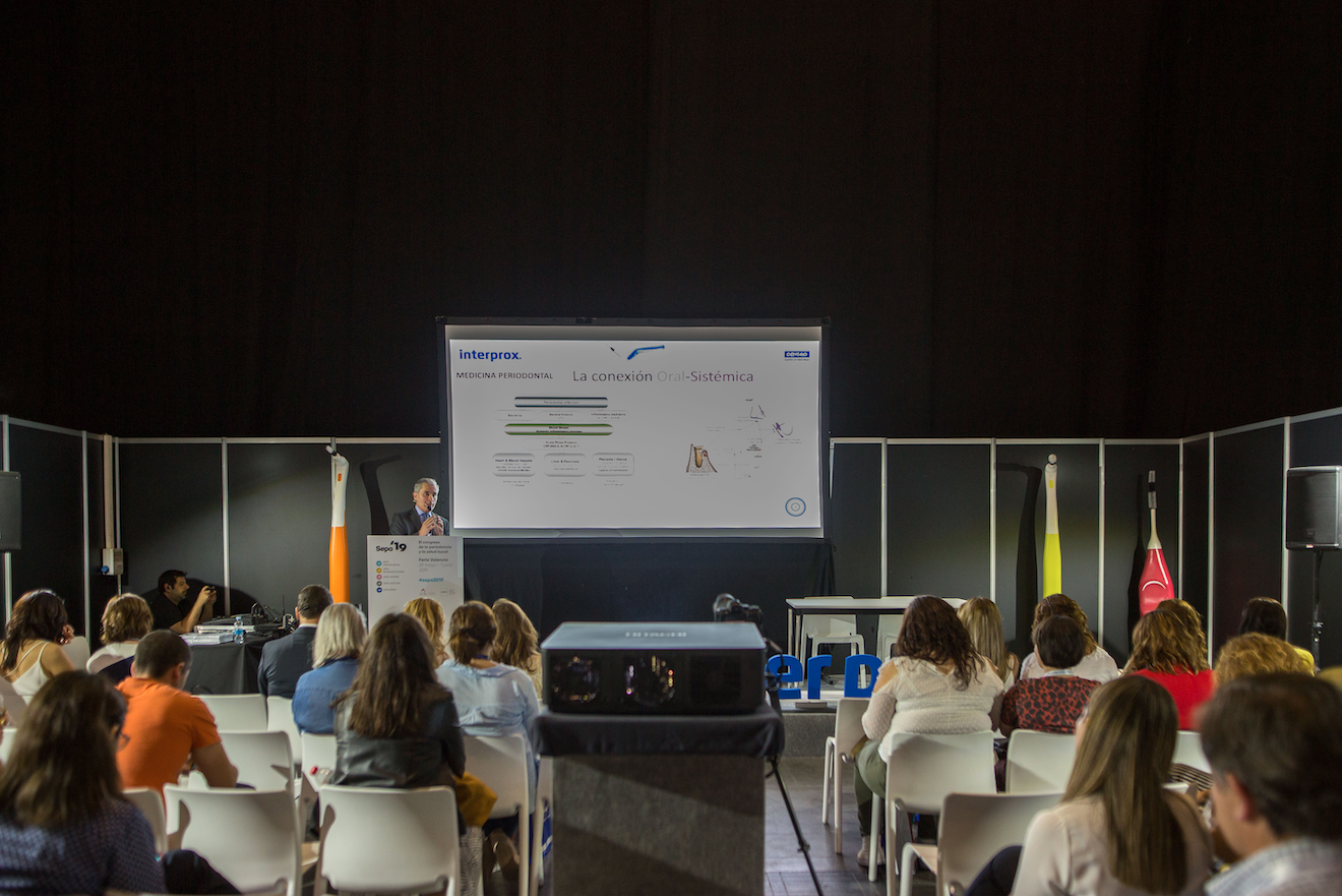 Durante el congreso, Dentaid ha ofrecido un Lunch & Learn, a más de 80 profesionales del sector bucodental, para conmemorar los 30 años de innovación en cepillos interdentales con Interprox. FOTO: Dentaid