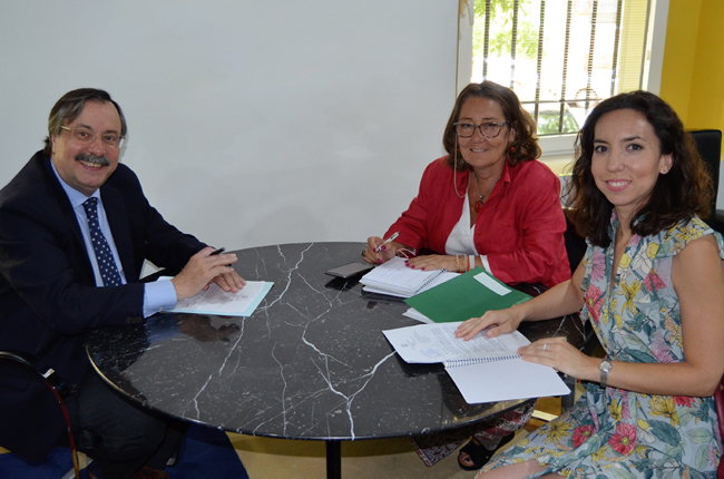 En la imagen (de izq. a dcha.):  Luis Cáceres, presidente del Consejo Andaluz de Dentistas, la delegada de Salud en Sevilla, Regina Serrano, y la directora de la Inspección Provincial de Servicios Sanitarios, Arántzazu López. FOTO: CODS