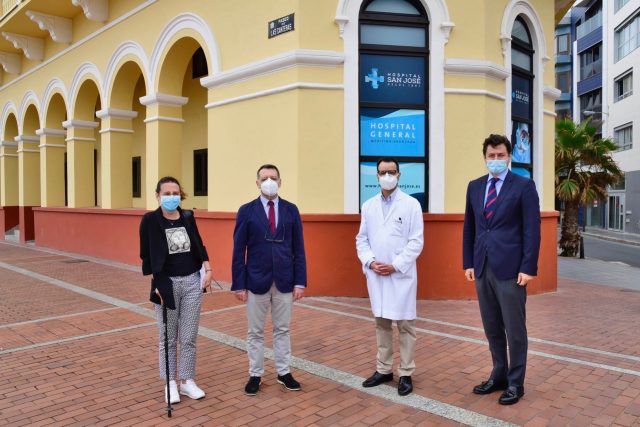 De izq. a drcha. Elena Suárez, miembro del patronato de la Fundación Canaria Dental; los especialistas de Medicina Interna Juan F. Medina y Jorge Basualdo, y Miguel Ruiz, gerente del Hospital San José.