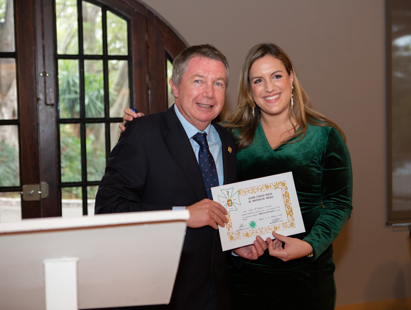 La Dra. Aída Mª Gutiérrez Corrales recibe la Medalla al Mérito Colegial de manos del presidente del colegio malagueño. FOTO: Colegio de Dentistas de Málaga