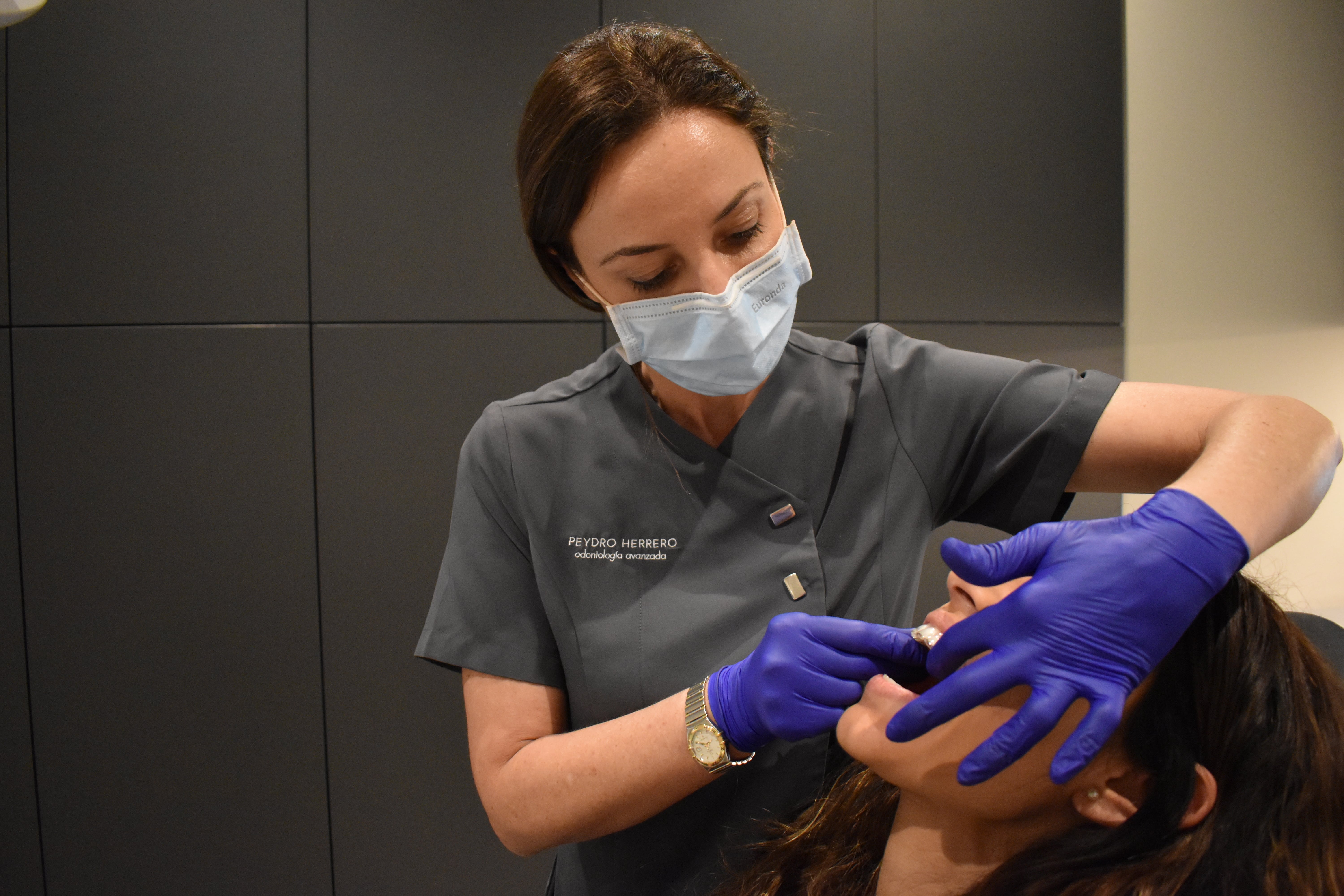 Una paciente de 33 años de edad se ha sometido al cepillado de dientes con carbón activo durante 14 días bajo la supervisión de la Dra. Marta Peydro. FOTO: Clínica Peydro