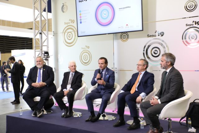 En la imagen (de izq. a dcha.): Klaus Lang, Patrono de la Fundación SEPA;  Jan Lindhe, Patrono de la Fundación SEPA; Adrián Guerrero, presidente de SEPA; Mariano Sanz, Catedrático de Periodoncia y Premio Platino de la Fundación SEPA; y Óscar González, vocal de la Junta Directiva de SEPA. FOTO: SEPA