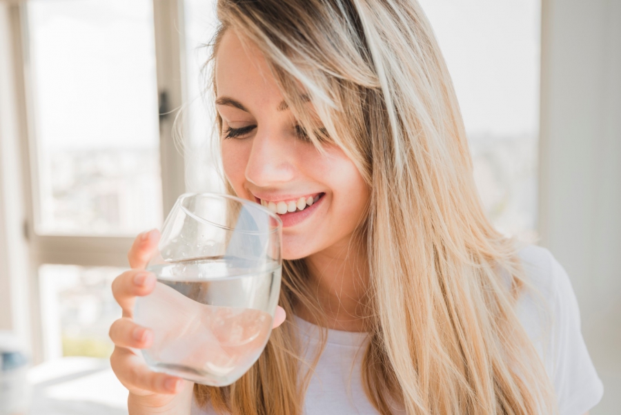 El Dr. Óscar Castro, presidente del Consejo General de Dentistas, insiste en los beneficios de beber agua y consumir frutas y verduras para mantener la hidratación corporal. FOTO: Consejo General de Colegios de Dentistas de España