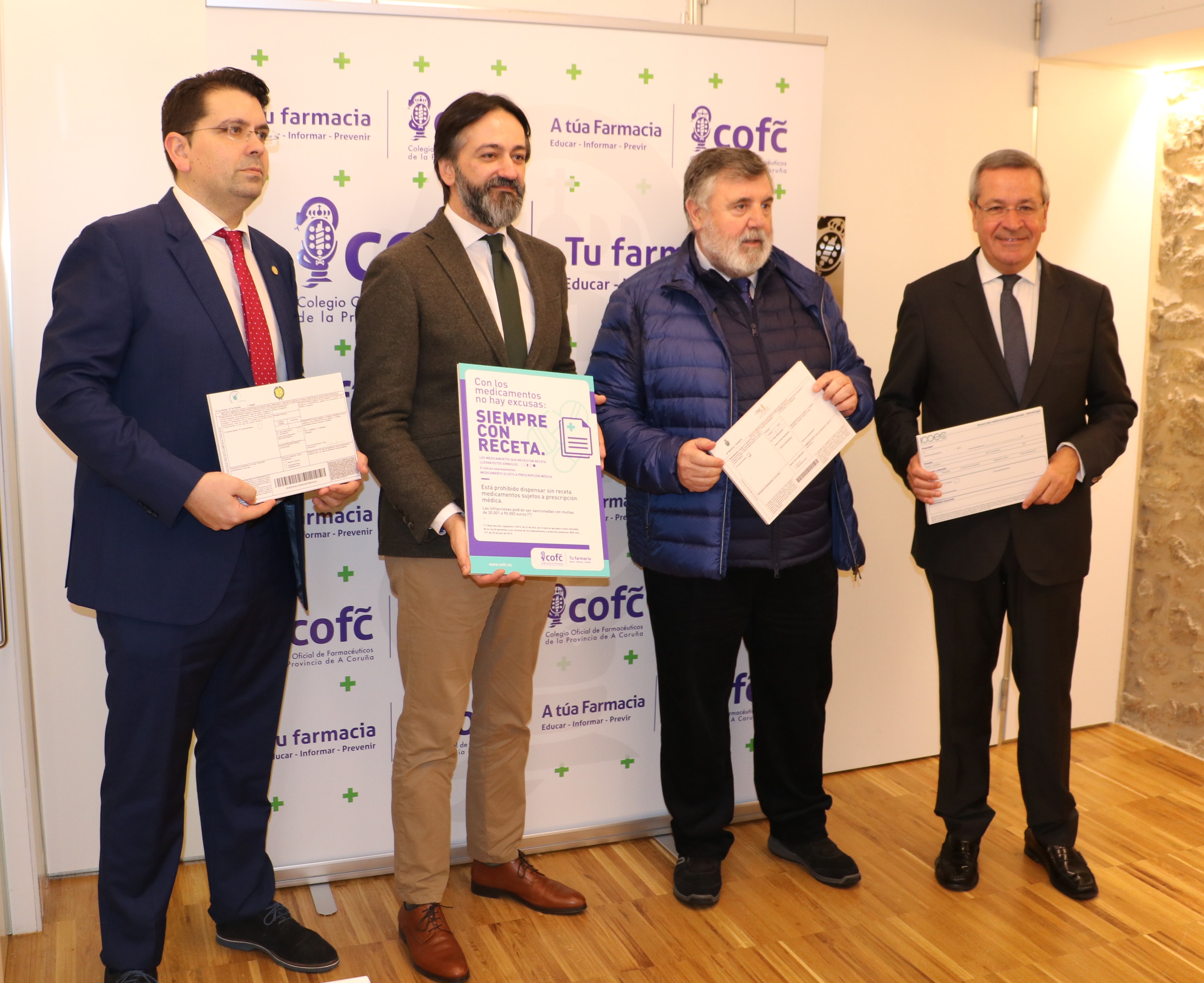 Los presidentes de los Colegios de Médicos, Farmacéuticos, Podólogos y Odontólogos de A Coruña presentaron la campaña sobre la obligatoriedad de la utilización de las recetas en las oficinas de farmacia. FOTO: ICOEC