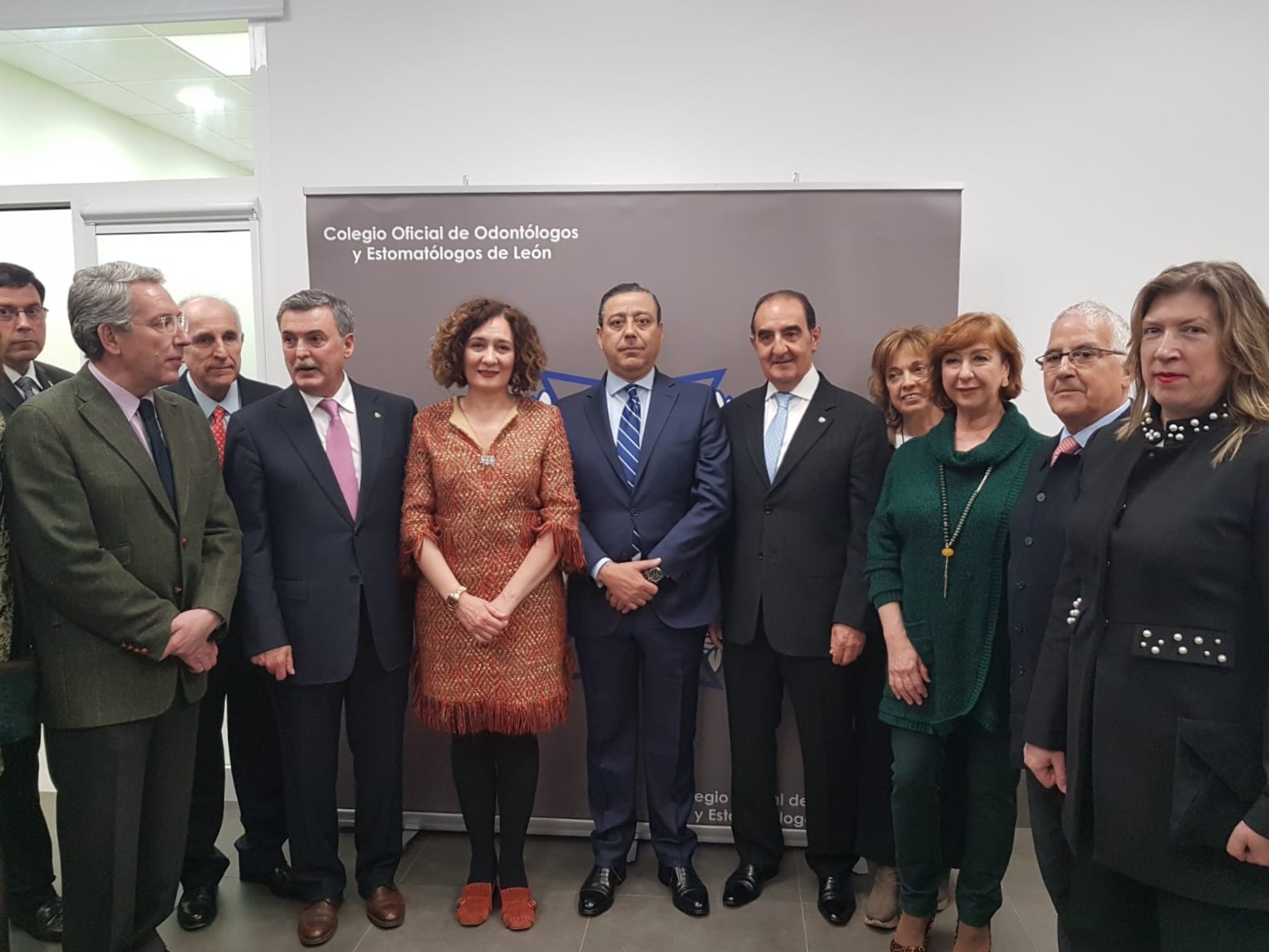 A la inauguración asistieron la alcaldesa de Ponferrada, Gloria Fernández Merayo; el presidente del Consejo General de Dentistas, Óscar Castro Reino; el presidente y vicepresidente del Colegio de Dentistas de León, José Sevilla Ferreras y Francisco García Lorente, respectivamente. FOTO: Colegio General de Dentistas