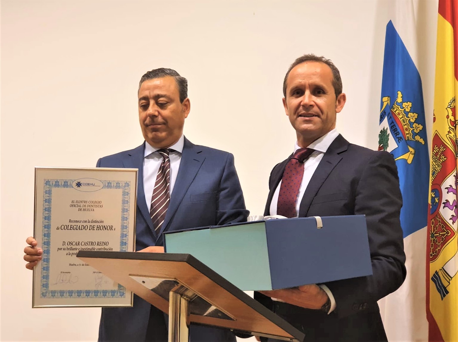 Los Dres. Óscar Castro (izq.) y Víctor Manuel Núñez (dcha.). FOTO: Consejo de Dentistas de España