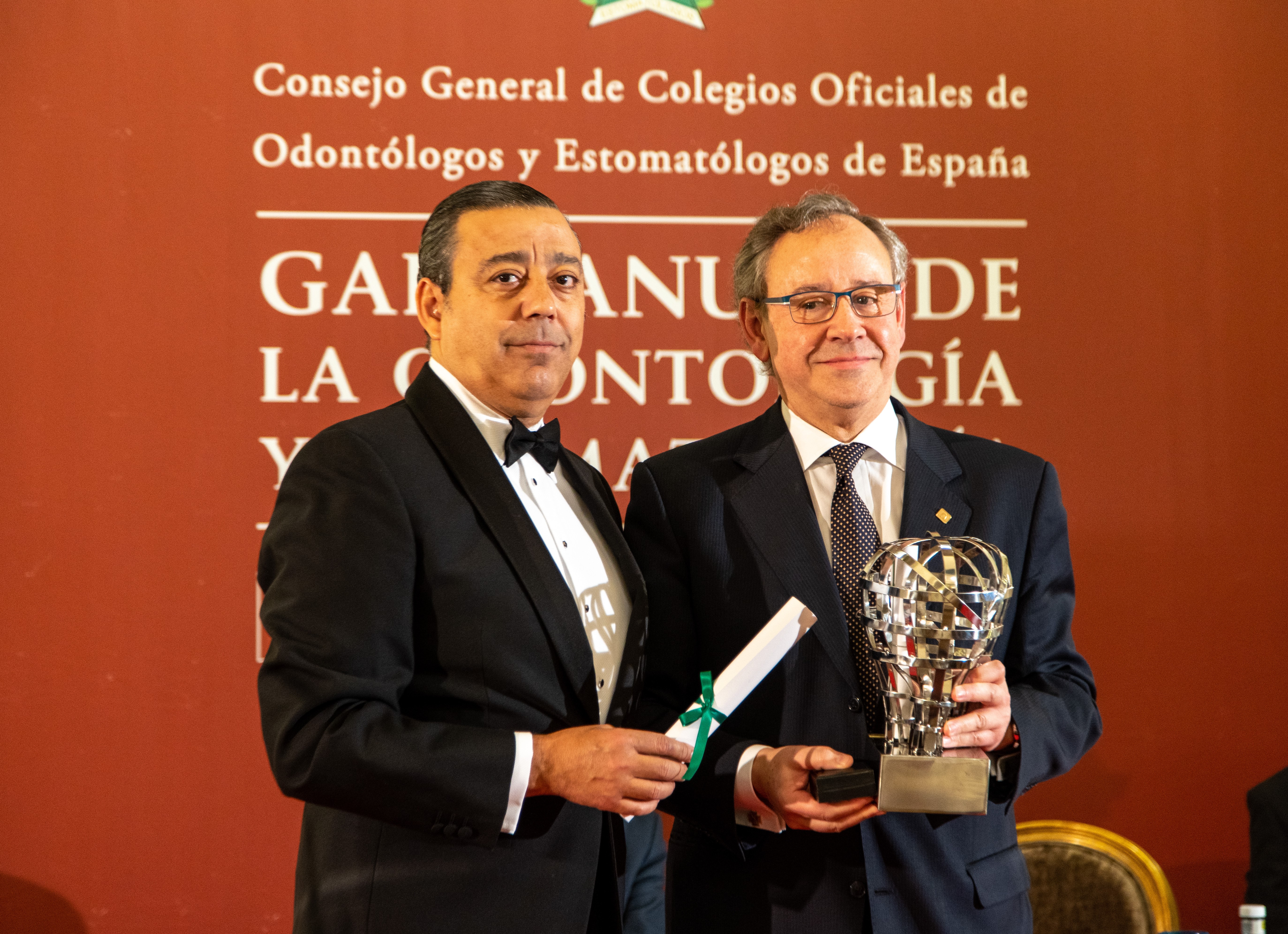 El Dr. Mariano Sanz Alonso recibe el premio "Dentista del Año" de manos del presidente del Consejo General de Dentistas de España, el Dr. Óscar Castro Reino. FOTO: Consejo General de Dentistas
