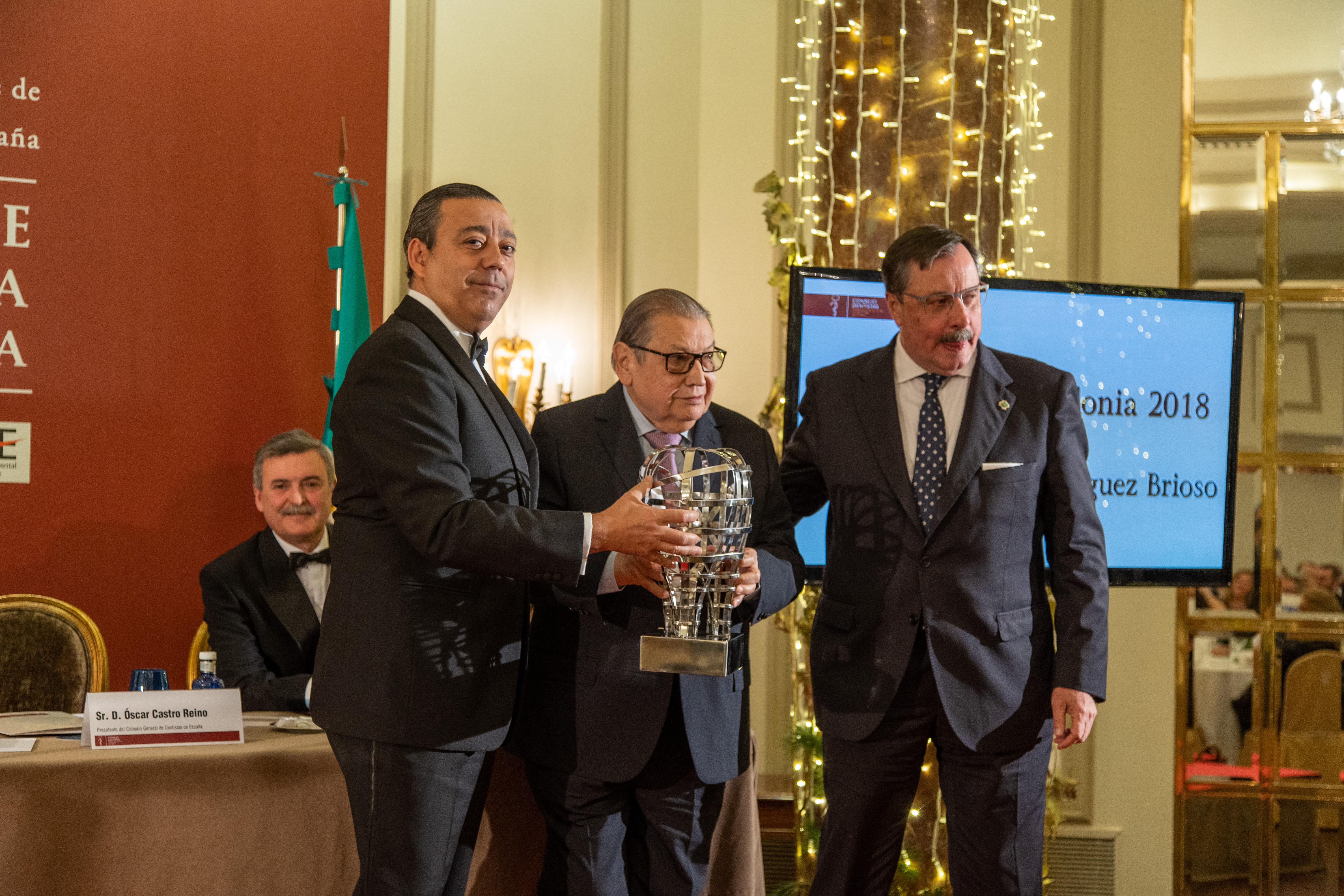 El Dr. Ángel Rodríguez Brioso, premio "Santa Apolonia", acompañado del Dr. Óscar Castro, presidente del Consejo de Dentistas de España (a la izq.), y del Dr. Luis Cáceres, presidente del Consejo Andaluz de Dentistas (a la dcha.). FOTO: Consejo General de Dentistas