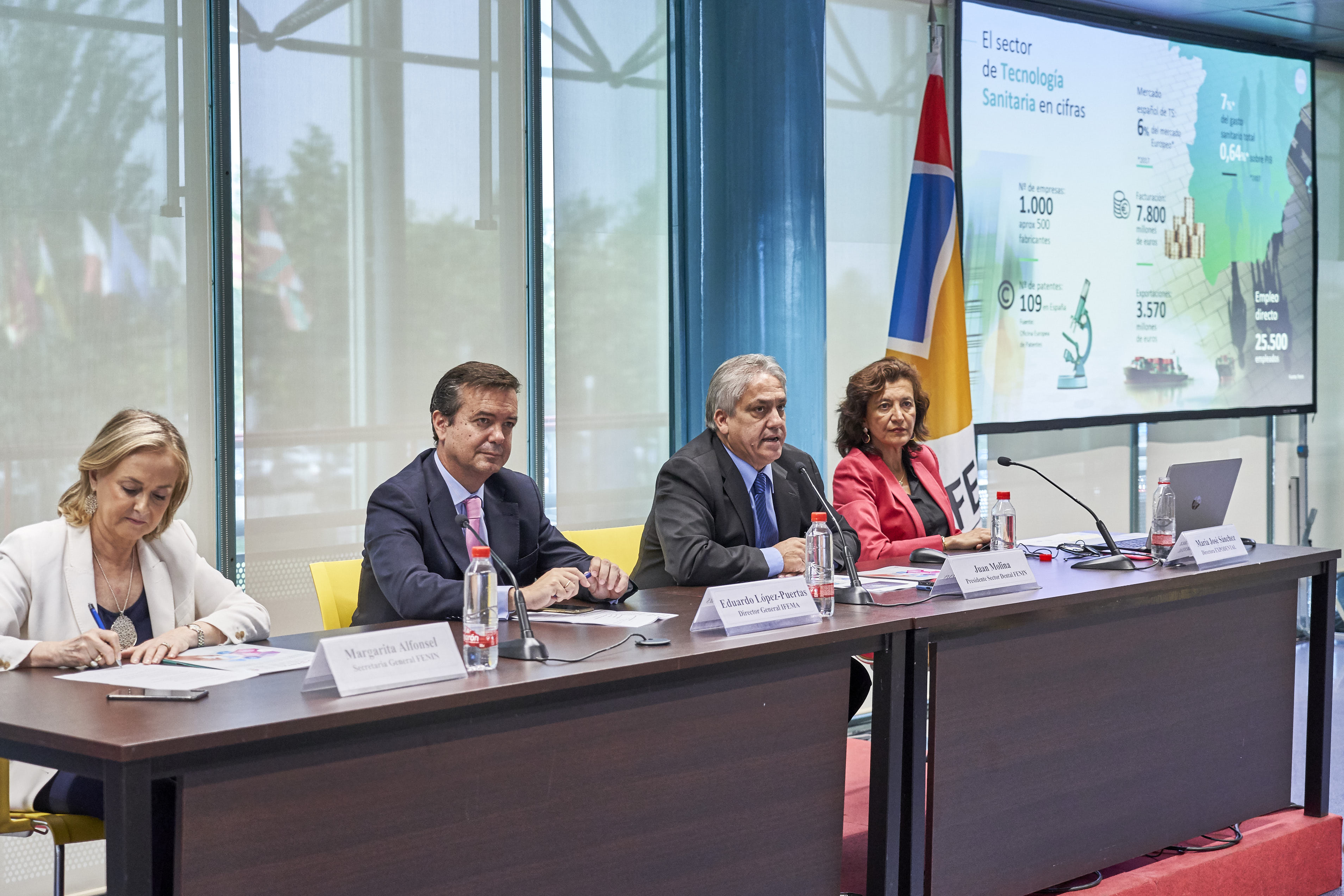 En la imagen (de izq. a dcha.): Margarita Alfonsel, secretaria general de Fenin; Eduardo López Puertas, director general de Ifema; Juan M. Molina, presidente del Sector Dental de Fenin; y María José Sánchez, directora de Expodental, durante la presentación del evento. FOTO: Ifema