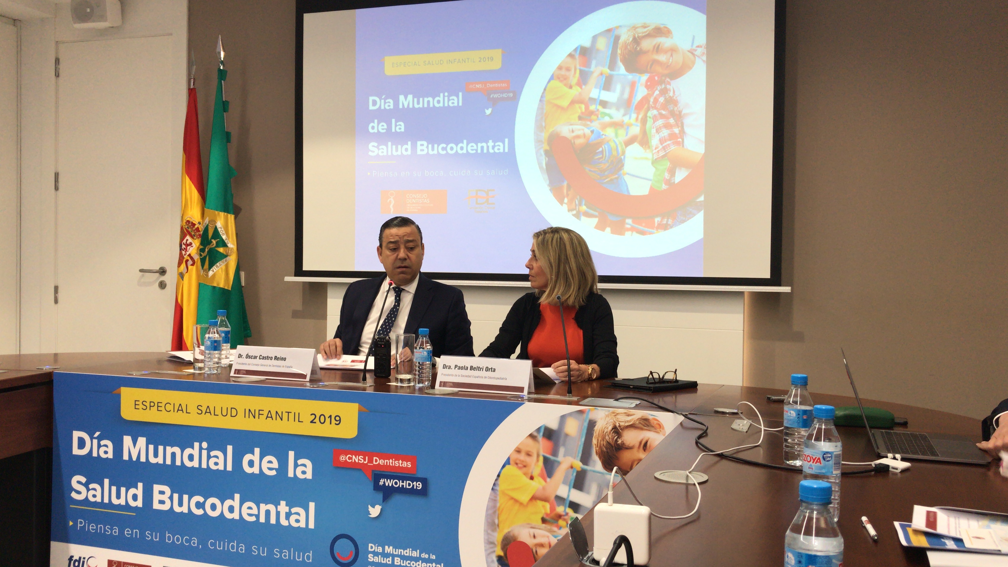 El Dr. Óscar Castro Reino, presidente del Consejo General de Dentistas y de la FDE, y la Dra. Paola Beltri, presidenta de la Sociedad Española de Odontopediatría, explicaron la importancia de mantener una buena salud oral en las primeras etapas de la vida. FOTO: DM