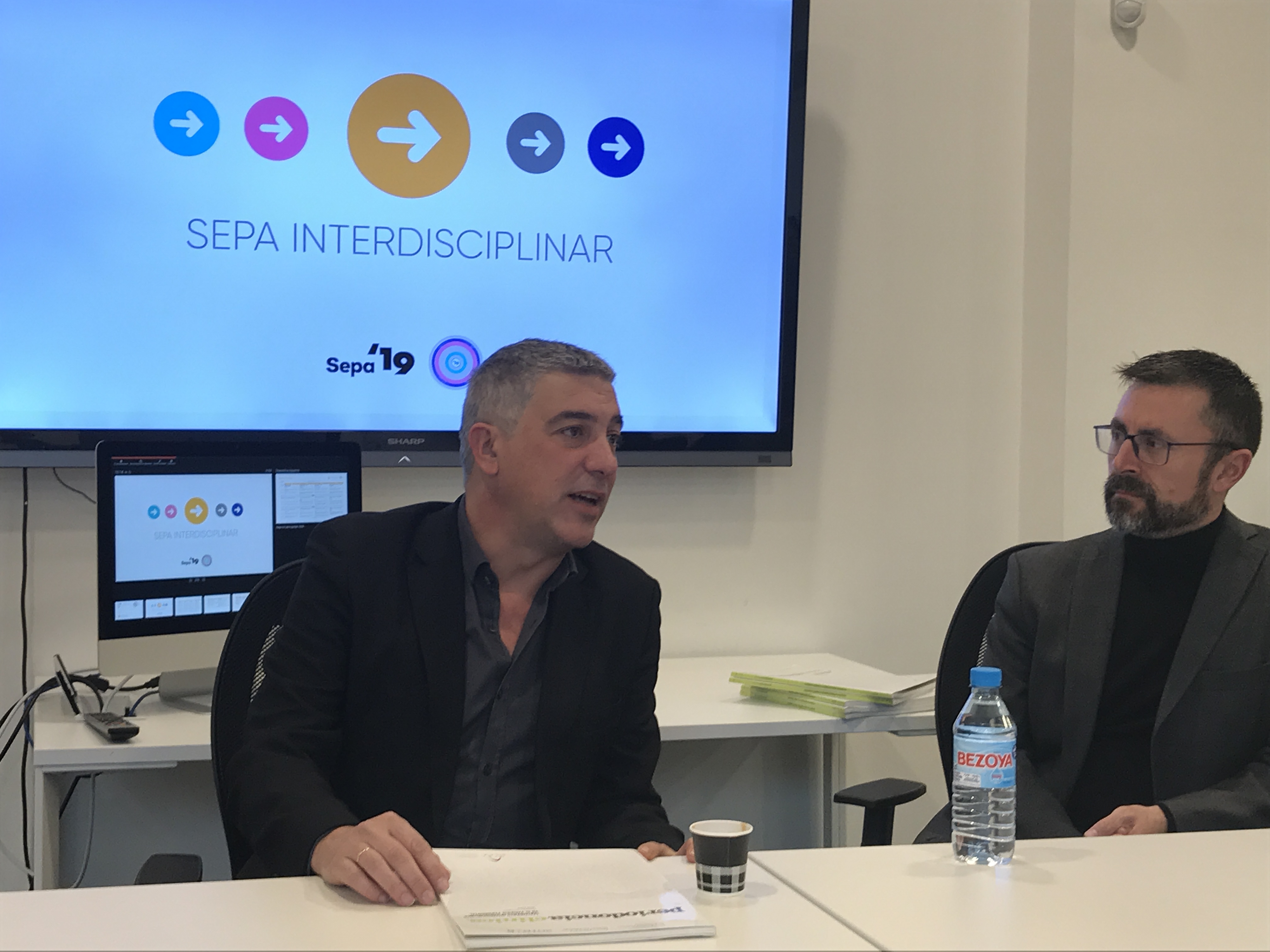 En la imagen, Antonio Bujaldón (izq.), vicepresidente de Sepa, junto a Javier García (dcha.), Director Ejecutivo de Sepa, durante la presentación de Sepa Interdisciplinar. / FOTO: DM