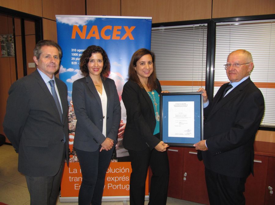 La directora de AENOR en Cataluña, Eva Subirá, hizo entrega del certificado a Nacex, al Director General de la compañía, Pedro Fuillerat Armengol, que estuvo acompañado de otros responsables de la filial de Grupo Logista.