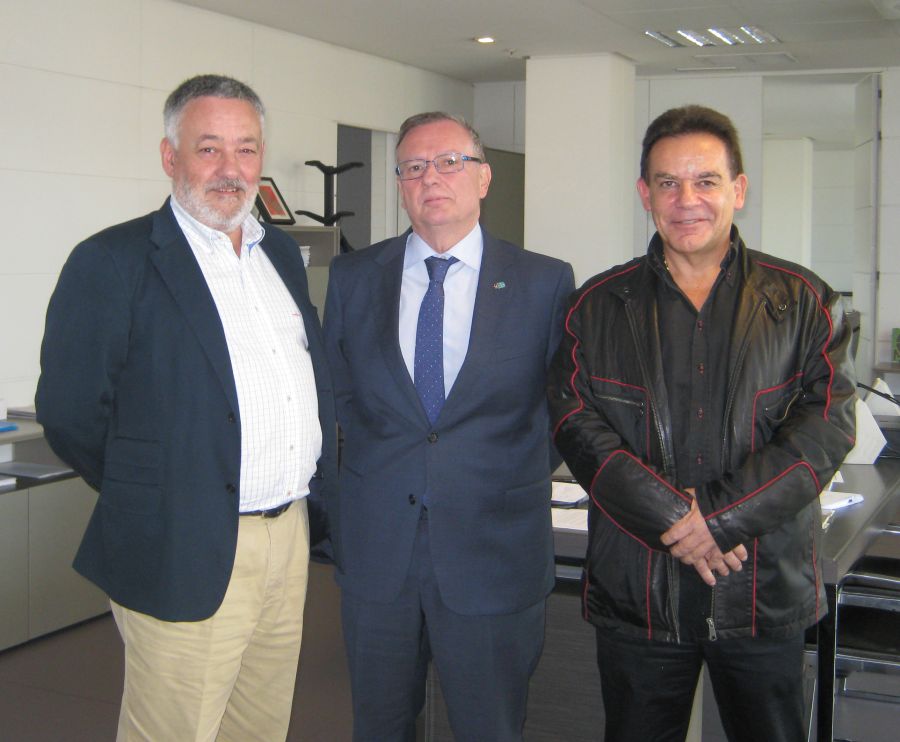 El consejero de Sanidad, Francisco del Busto,  con el presidente y el director del Colegio Oficial de Odontólogos y Estomatólogos de Asturias (CODES), Javier González Tuñón y Rafael González Gallego.