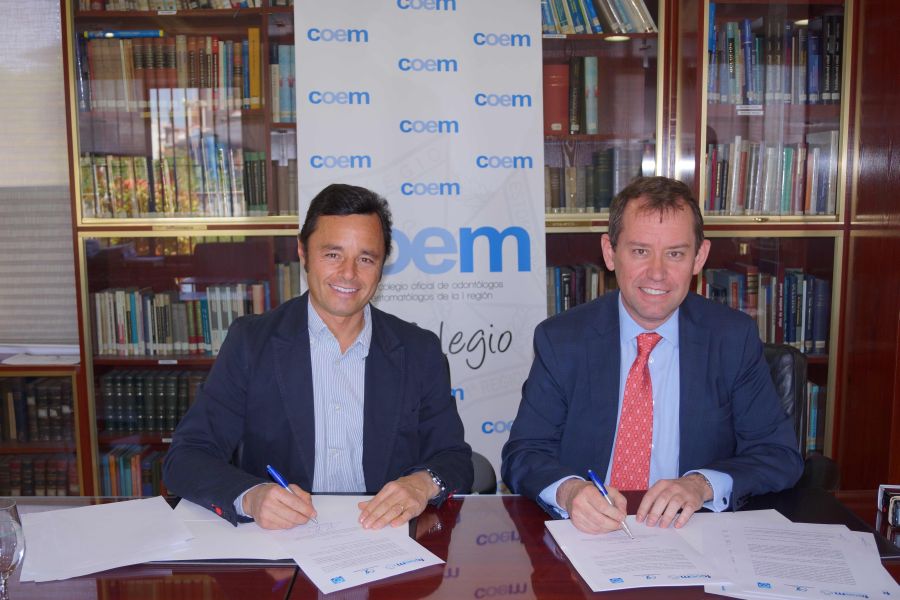 El Dr. Antonio Bowen, presidente de la Sociedad Española de Implantes, y el Dr. Ramón Soto‐Yarritu (Coem) en la firma del convenio de colaboración entre las dos instituciones.