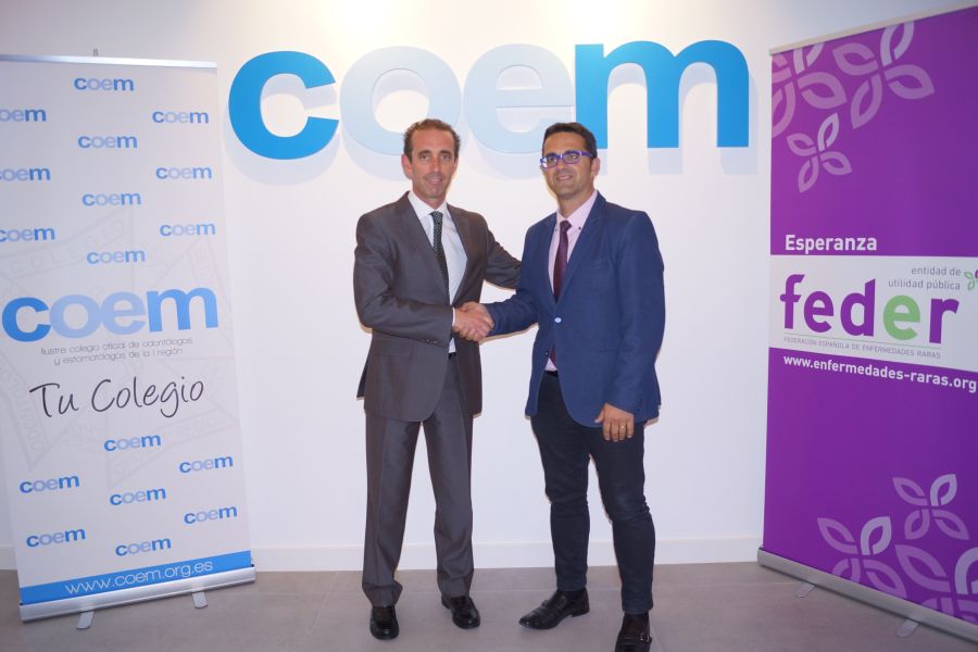 el Dr. Antonio Montero Martínez (izda.), presidente del COEM y Juan Carrión, presidente de FEDER.