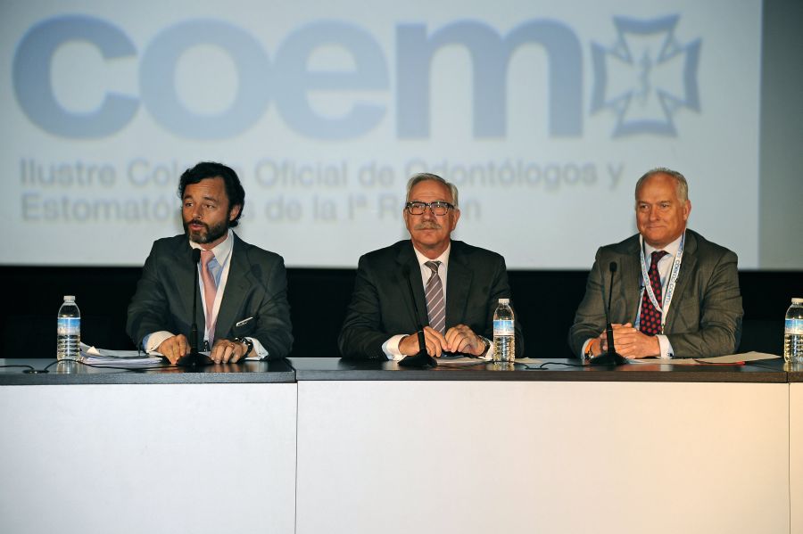 Durante el acto de inauguración por parte del director general de Atención Primaria de la CAM, Ilmo. Sr. D. Antonio Alemany, en el centro, acompañado por el presidente del COEM, el Dr. Ramón Soto‐Yarritu (izda.) y por el presidente del Comité Organizador del Congreso, el Dr. F.J.Alández.