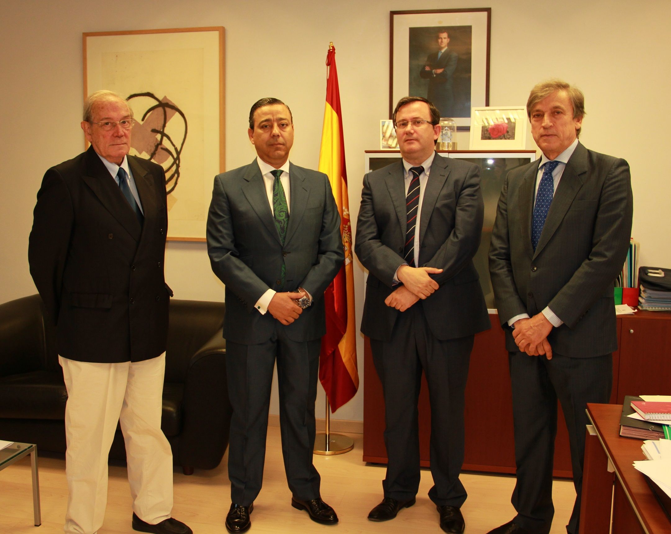 De izquierda a derecha: Esteban Brau Aguadé, presidente de la Comisión de Especialidades del Consejo General de Dentistas de España; Óscar Castro Reino, presidente del Consejo General de Dentistas de España; Jorge Sainz González, director General de Política Universitaria del Ministerio de Educación, Cultura y Deporte, y José Antonio Zafra Anta, vicepresidente del Consejo General de Dentistas de España.