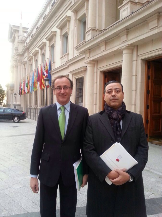 El ministro de Sanidad, D. Alfonso Alonso, junto con el presidente del Consejo General de Dentistas de España, el Dr. Óscar Castro Reino.