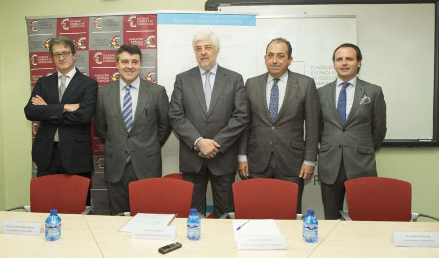 De izda. a dcha.: Dr. Juan José Gómez Doblas, (cardiólogo) coordinador del grupo de trabajo SEC-SEPA; Dr. David Herrera González, presidente de SEPA;  Dr. Andrés Iñiguez Romo, presidente de SEC; Dr. Gonzalo Barón y Esquivias, (cardiólogo) miembro del grupo de trabajo SEC-SEPA y Dr. Adrián Guerrero Segura, (periodoncista) coordinador del grupo de trabajo SEC-SEPA.  