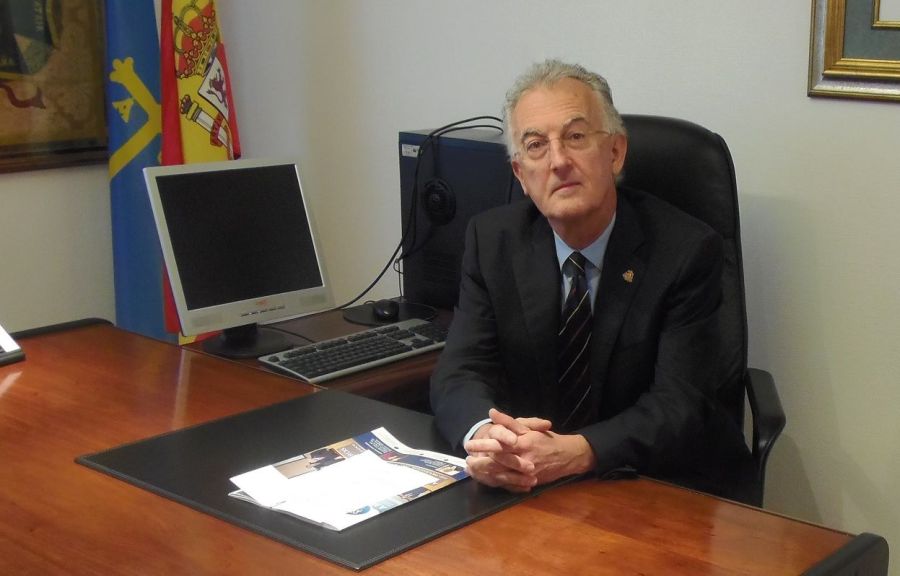 Dr. Emilio Macías Escalada, Licenciado en Medicina y Cirugía por la Facultad de Medicina de la Universidad de Santander-Cantabria, Especialista en Estomatología por la Universidad “Pierre et Marie Curie” de Paris, Doctor en Medicina por la Universidad de Oviedo y Especialista en Ortodoncia por esta misma Universidad. Actualmente, es Profesor Asociado de Ortodoncia y Ortopedia Dento-facial de la Universidad de Oviedo.