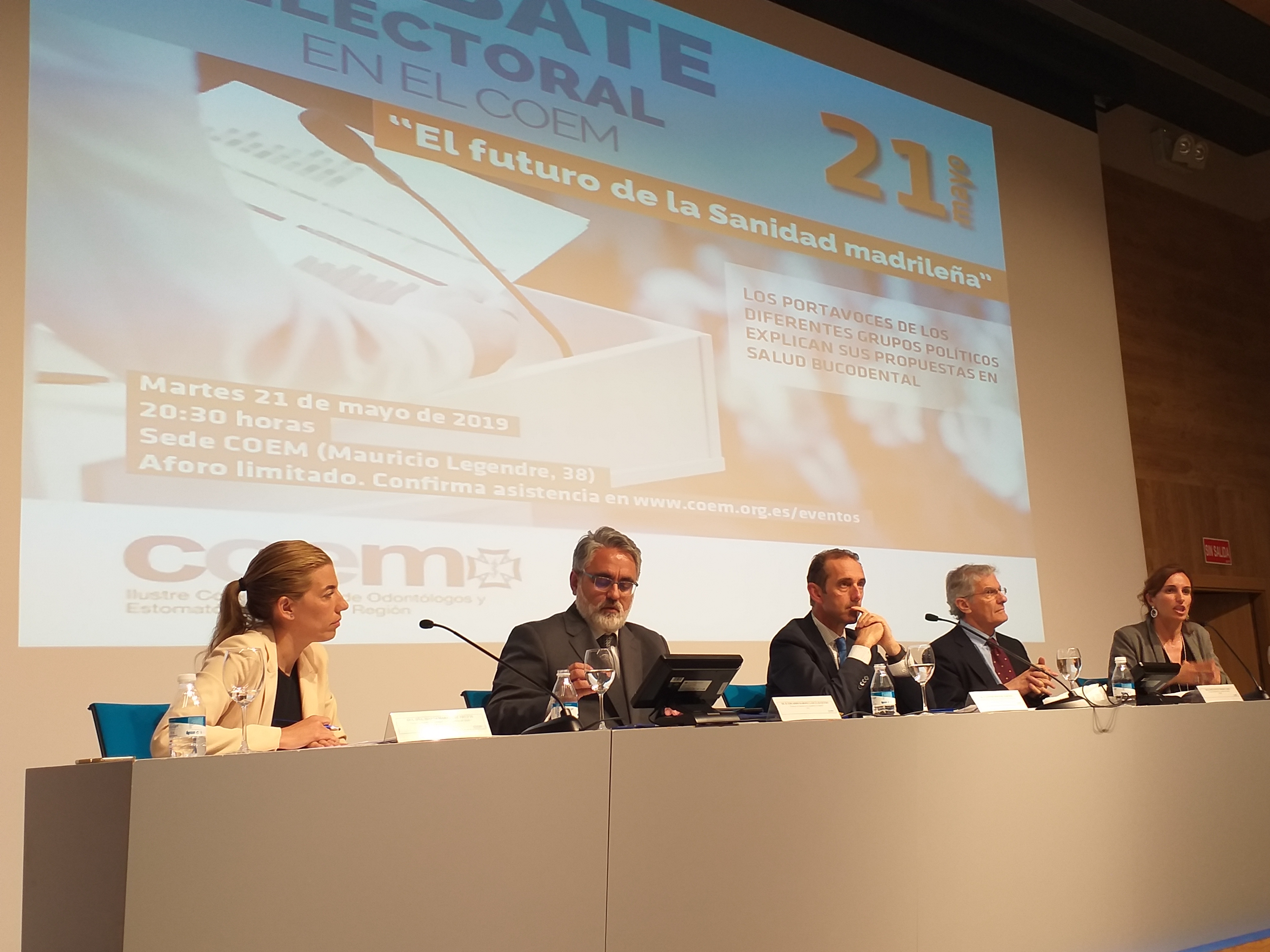 En la imagen (de izq. a dcha.), Marta Marbán de Frutos (Ciudadanos), Eduardo Raboso García-Baquero (PP), el Dr. Antonio Montero (Coem), José Manuel Freire Campo (PSOE) y Mónica García Gómez (Más Madrid). FOTO: DM