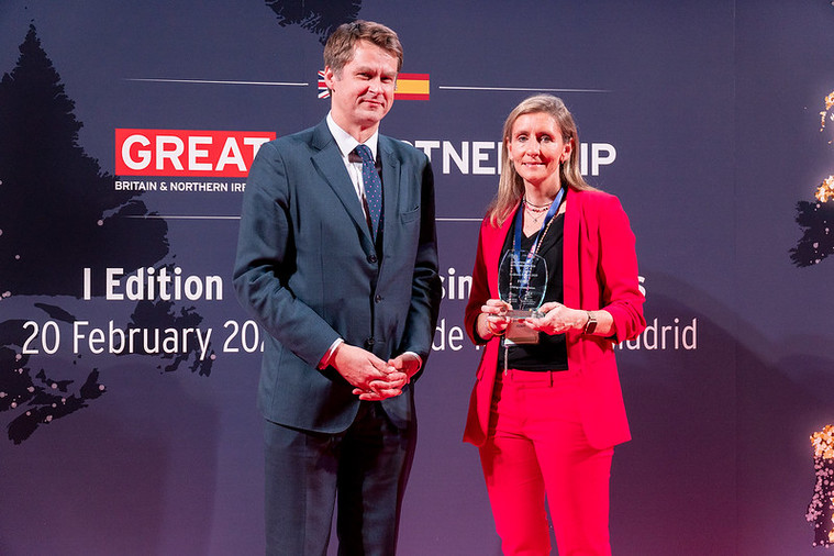 La adjunta a secretaria general de Fenin, Carmen Aláez, recibe el galardón de manos del embajador del Reino Unido en España y Andorra, Hugh Elliott. FOTO: Fenin