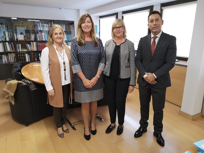 En la imagen (de izq. a dcha.): Margarita Alfonsel, secretaria general de Fenin; Patricia Gómez, consejera de Salud y Consumo de las Islas Baleares; Mª Luz López-Carrasco, presidenta de Fenin; y Nacho García, director general de Prestaciones y Farmacias de la Consejería de Salud y Consumo de las Islas Baleares. FOTO: Fenin