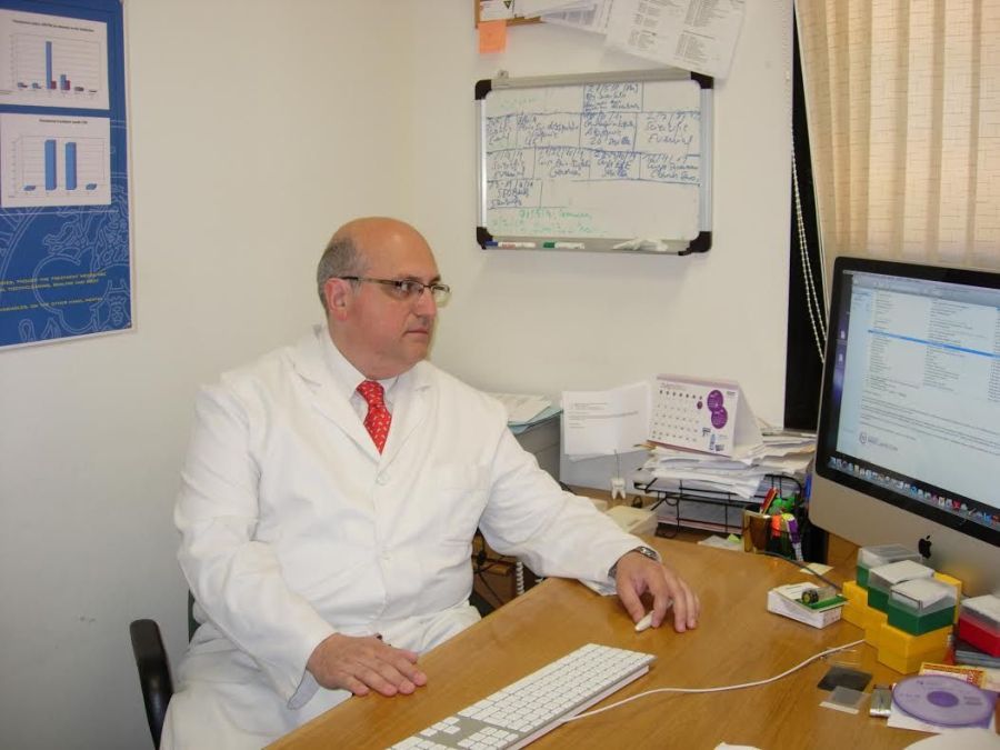 El Dr. Guilermo Machuca, Profesor titular acreditado ANECA a Catedrático de Universidad, Docencia en "Odontología en Pacientes Especiales", en la Universidad de Sevilla.