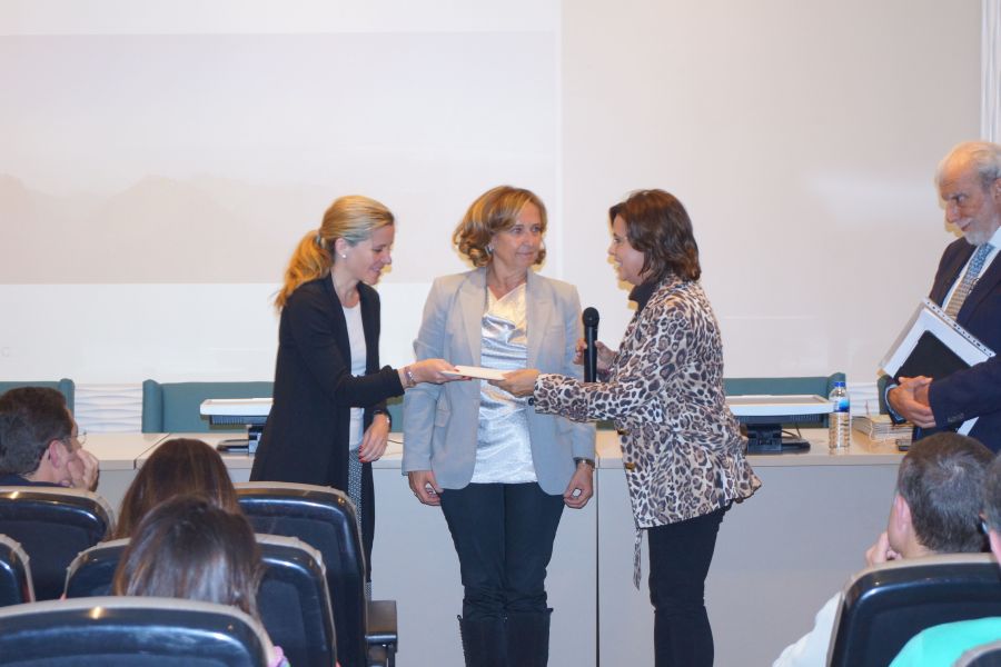 La Dra. Marisol Ucha, vicepresidenta del COEM, entrega la donación a la Dra. Cristina López-Ibor, coordinadora de programas y vocal del Comité Técnico de la Asociación Española Contra el Cáncer AECC de la JP Madrid.