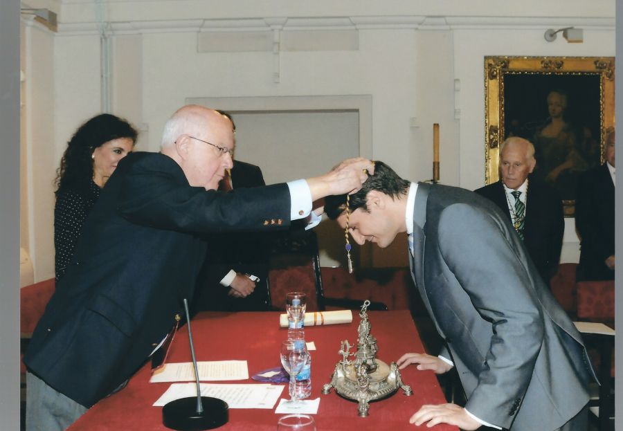 El Dr. Daniel Torres durante la imposición de la Medalla Académica. 