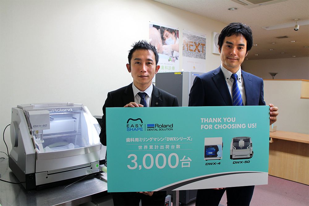 Kensuke Shuto, Gerente del departamento técnico de Dental Support (izquierda) Yuji Ogawa, Responsable de desarrollo de negocio dental de Roland DG (derecha).