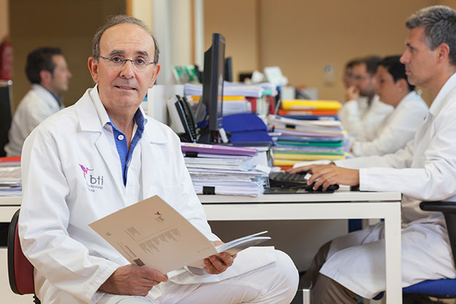 El Dr. Eduardo Anitua Aldecoa, especialista en Estomatología, compagina la investigación científica como fundador y director científico de BTI Biotechnology Institute con la práctica clínica privada.
