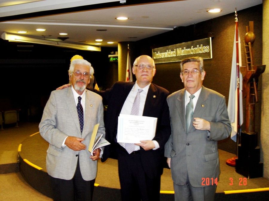 Imagen de la entrega al Prof. Dr. Cosme Gay Escoda del Diploma e insignia de académico por parte del Prof. Dr. Carlos Ricardo Guardo (a su derecha) y del Prof. Dr. Rafael Adolfo Gutiérrez (a su izquierda). 