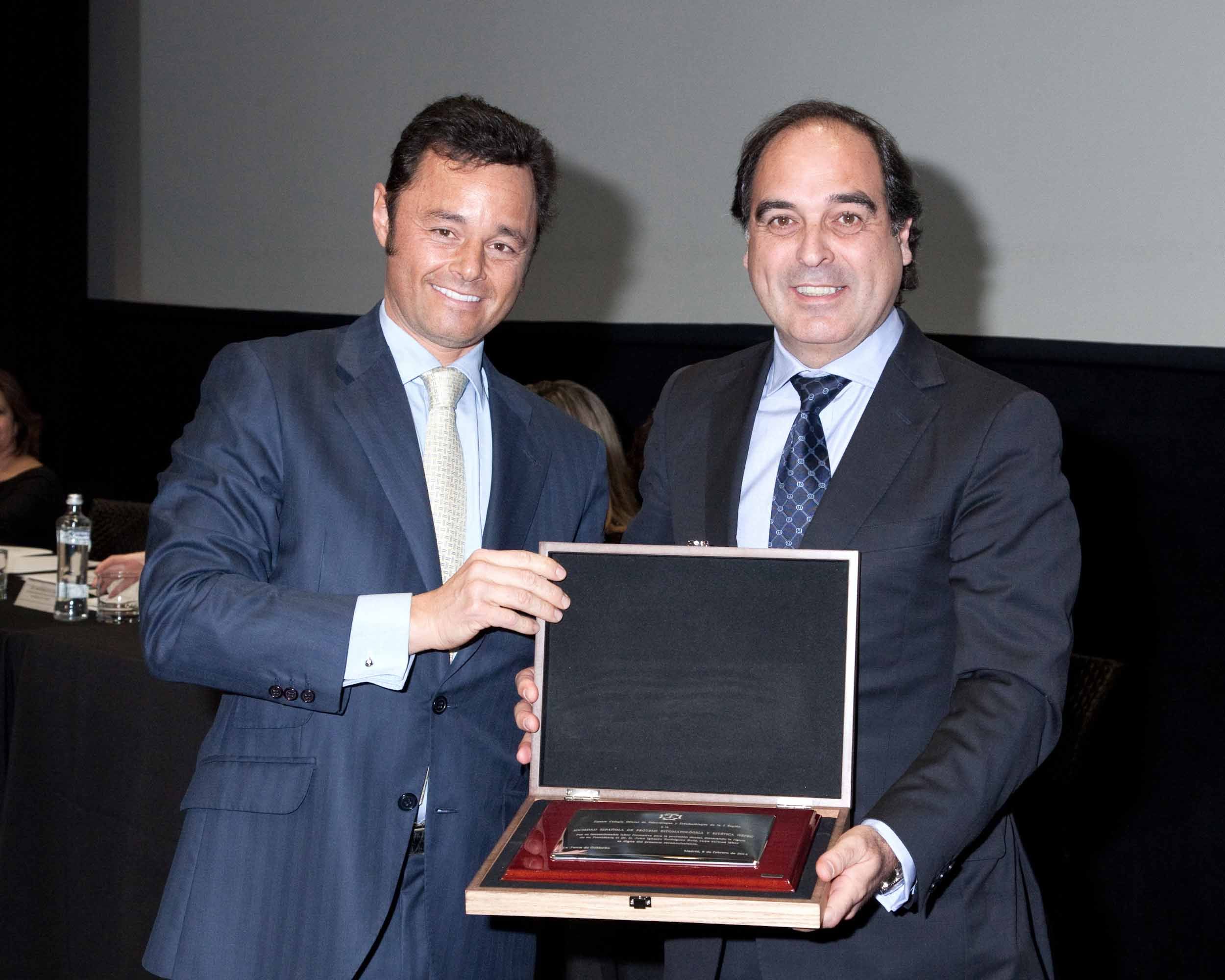 Dr. Ramón Soto-Yarritu Quintana (Presidente del COEM)  entrega la Placa al Merito Colegial al Dr. Nacho Rodríguez Ruiz (Presidente de SEPES).  
