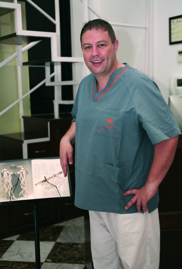 El Dr. Carlos Fernández Villares es especialista en Estética Dental por la UCM, profesor del Máster de Odontología Estética. Miembro del Style Italiano.