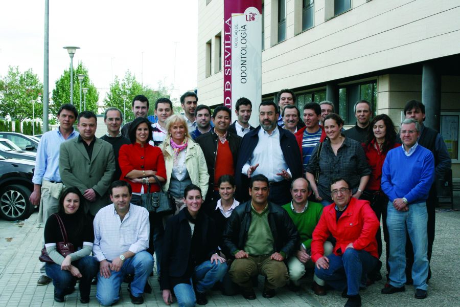 El prof. Dr. Eugenio Velasco con un grupo de profesores y alumnos del Curso de Cirugía Guiada de la Universidad de Sevilla.