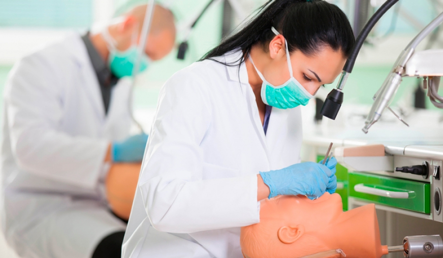 El presidente del Consejo General de Dentistas considera que estos cursos deben ser claramente prácticos, con presencia física tanto del profesor como del alumno. FOTO: Consejo General de Dentistas