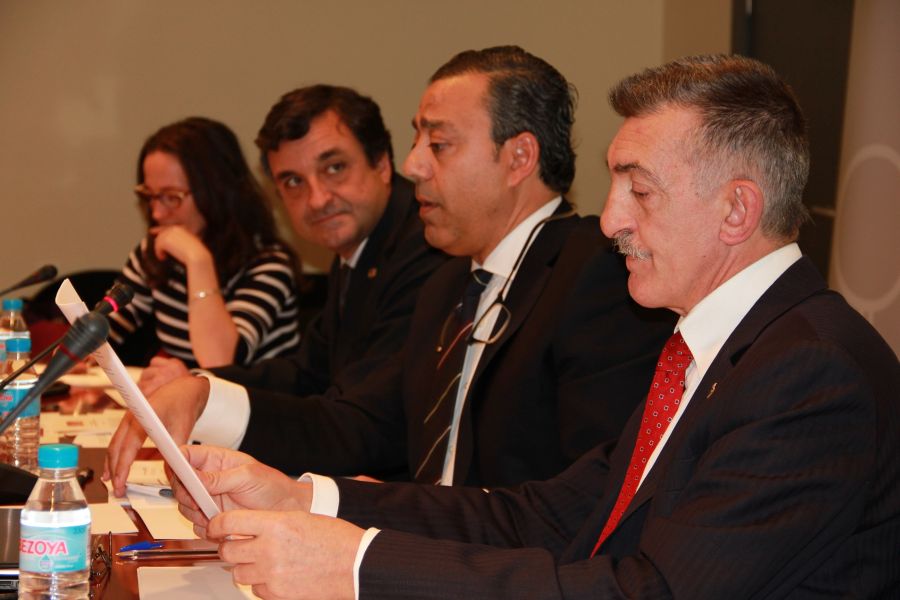 El presidente del Consejo General, el Dr. Óscar Castro en el centro de la imagen, junto a otros miembros del Consejo.