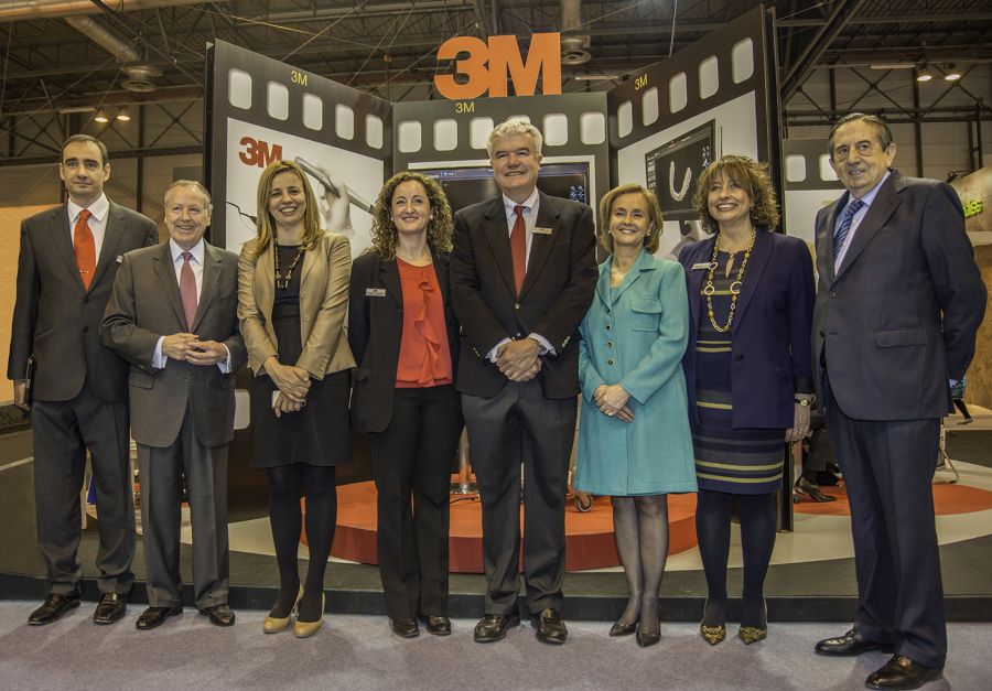 Comitiva de inauguración de Expodental en el stand de 3M. De izda. a dcha.: Jesús Gil, Sales and Marketing Manager de 3M Oral Care Iberia; José María Álvarez del Manzano, presidente de la Junta Rectora de IFEMA; Coriseo González Izquierdo, consejera delegada de ICEX (Instituto de Comercio Exterior); Elena Cabrera, responsable científico de los productos dentales del área de Cuidado de la Salud de 3M Iberia; Javier Cuesta, director de Responsabilidad Social Corporativa y Relaciones Institucionales de 3M; Margarita Alfonsel, secretaria general de FENIN (Federación Española de Empresas de Tecnología Sanitaria); Genoveva Martínez, directora regional de negocio del área de Cuidado de la Salud de 3M Iberia, y Fermín Lucas, director general de IFEMA 