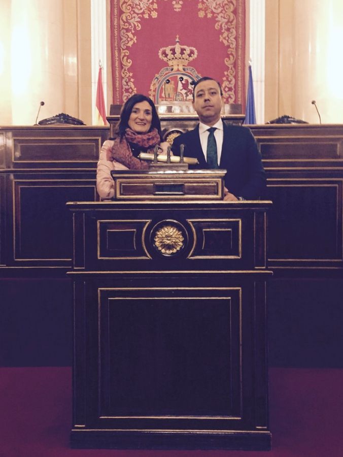 El presidente del Consejo General de Dentistas, Óscar Castro Reino, con Luz Marina Socas, senadora nacional por el Partido Popular, en el Senado.