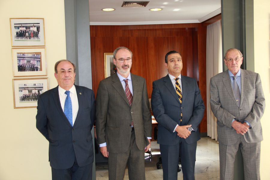 De izquierda a derecha: D. Honorio-Carlos Bando Casado, moderador de la Jornada; D. Pedro Bullón Fernández, presidente de la Conferencia de Decanos de Odontología; D. Óscar castro Reino, presidente del Consejo General de Dentistas de España; D. Esteban Brau Aguadé, presidente de la Comisión de Especialidades del Consejo General de Dentistas de España.