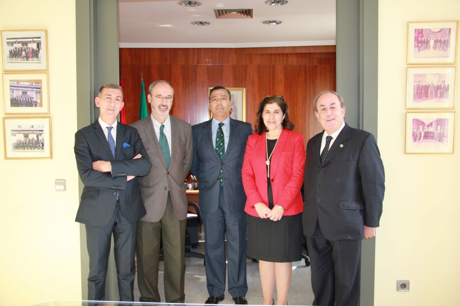 De izquierda a derecha: Dr. Juan Carlos Lodra Calvo, secretario general del Consejo General de Dentistas; Dr. Pedro Bullón Fernández, presidente de la Conferencia de Decanos de Odontología; Dr. Óscar Castro Reino, presidente del Consejo General de Dentistas; Dña. Margarita de Lezcano-Mújica Núñez, subdirectora general de Títulos y Reconocimiento de Cualificaciones del Ministerio de Educación, Cultura y Deporte, y Dr. Honorio Bando Casado, moderador de las Jornadas de Información Odontológica.